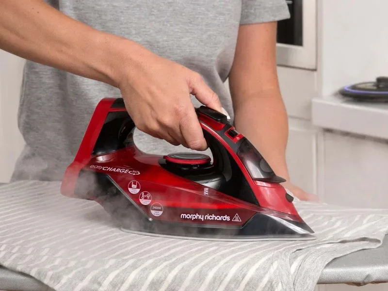 Using a cordless steam iron