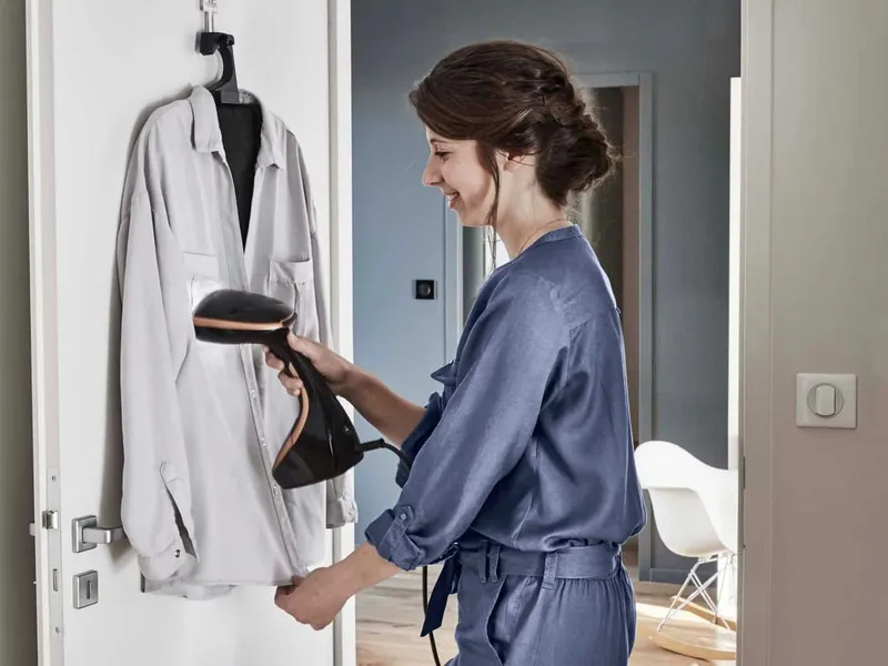 Hand held garment steamer