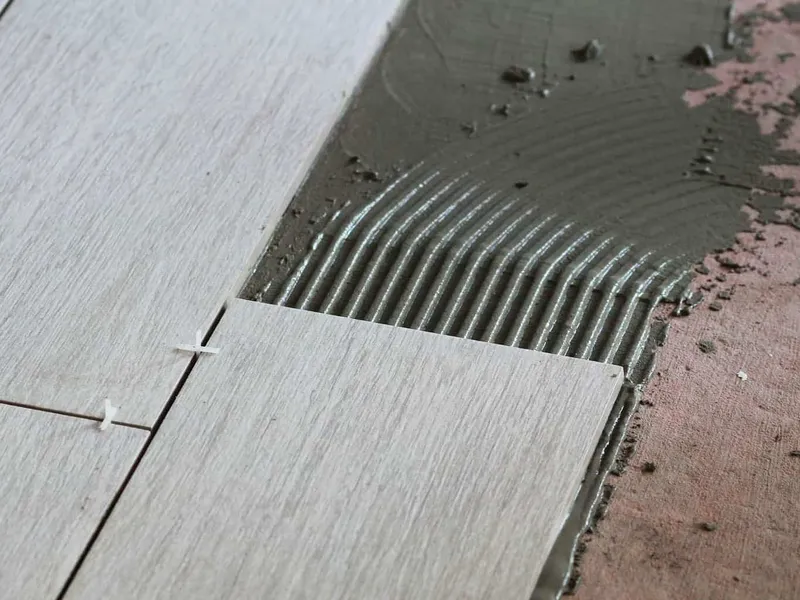 Laying floor tiles