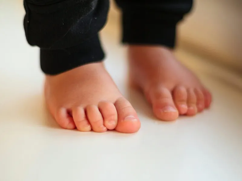 Kid's feet